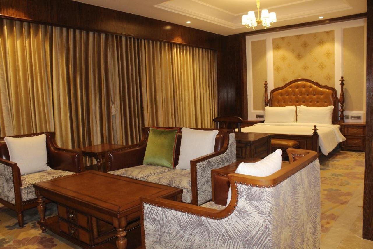 Отель Lemon Tree Premier, Dwarka Экстерьер фото