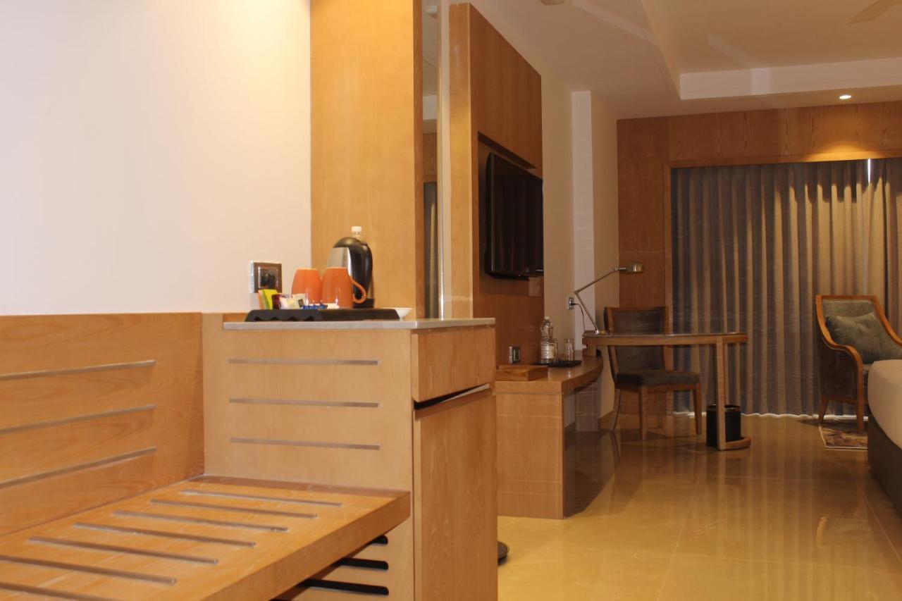 Отель Lemon Tree Premier, Dwarka Экстерьер фото