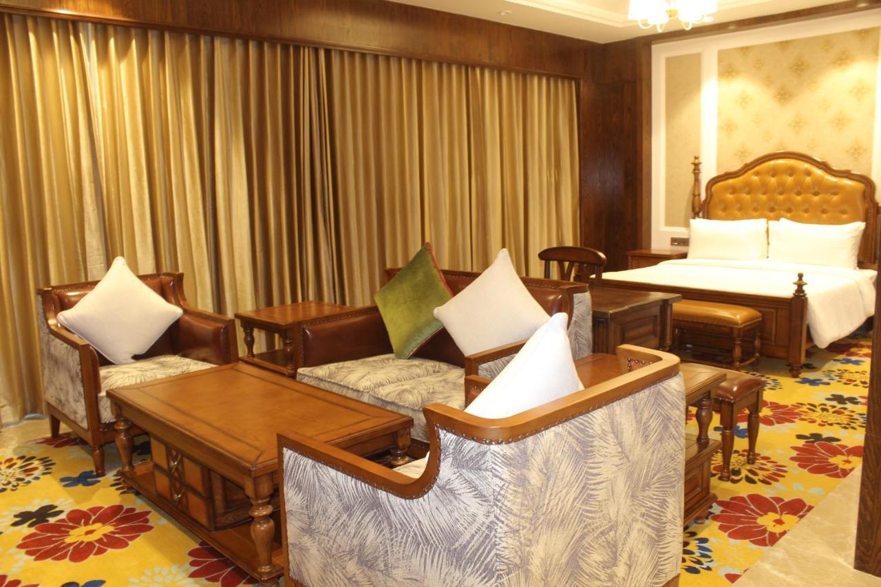 Отель Lemon Tree Premier, Dwarka Экстерьер фото