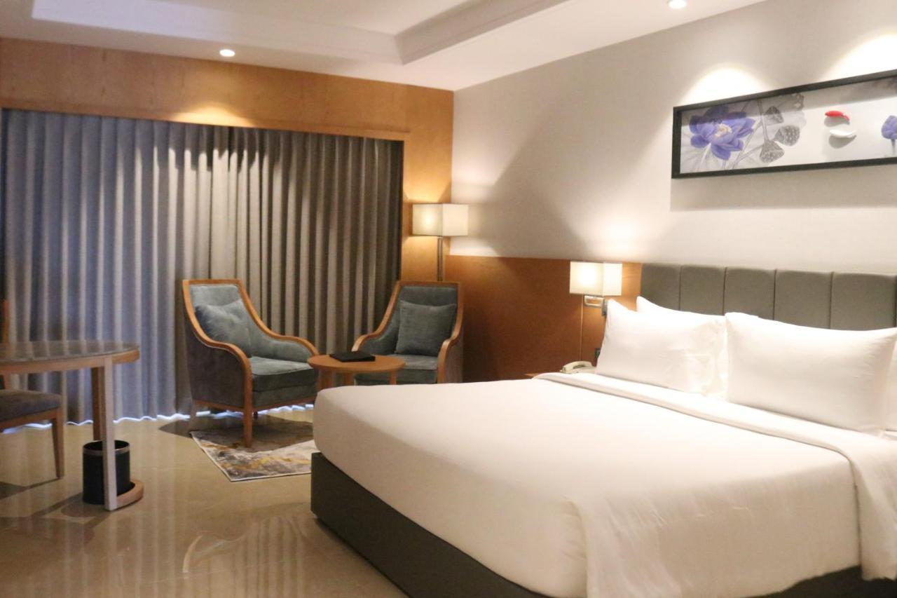 Отель Lemon Tree Premier, Dwarka Экстерьер фото