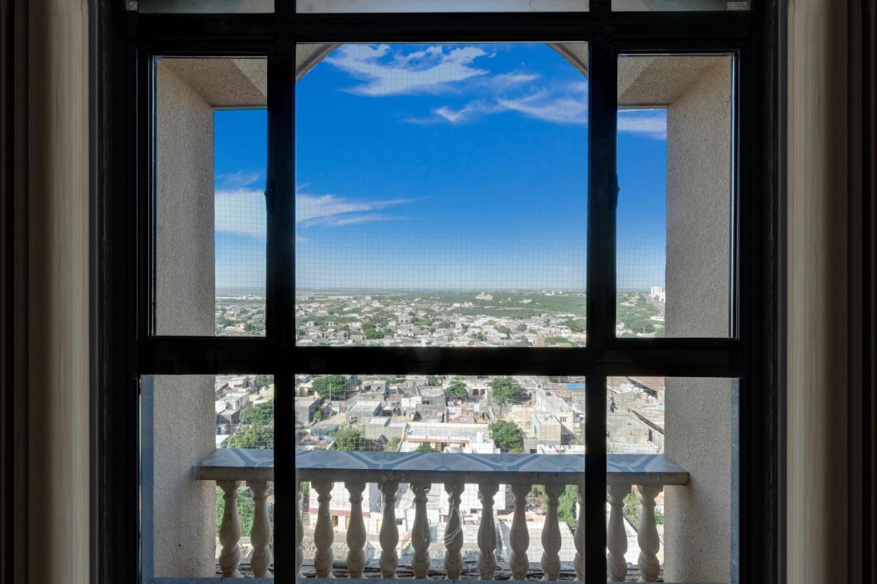 Отель Lemon Tree Premier, Dwarka Экстерьер фото