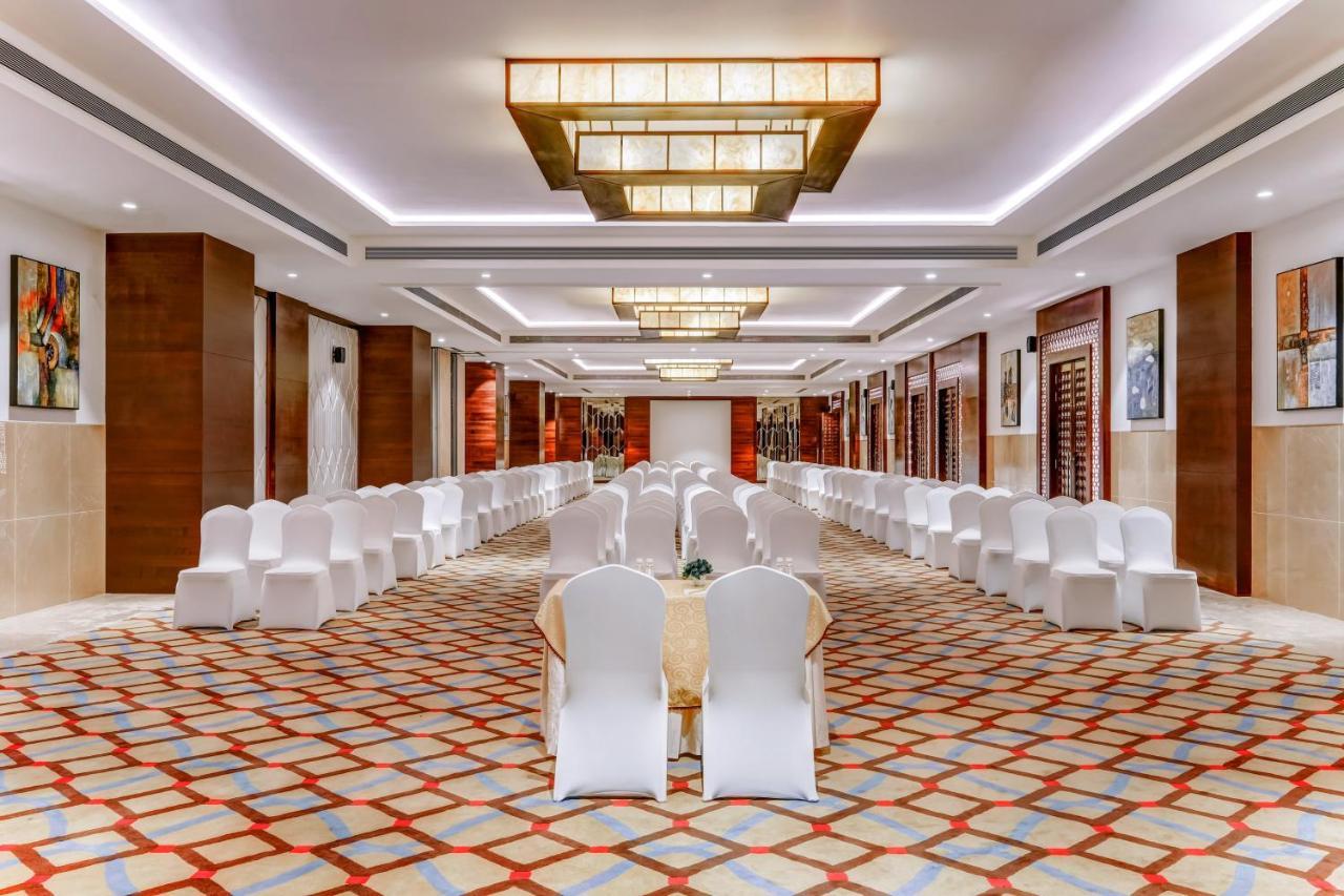 Отель Lemon Tree Premier, Dwarka Экстерьер фото