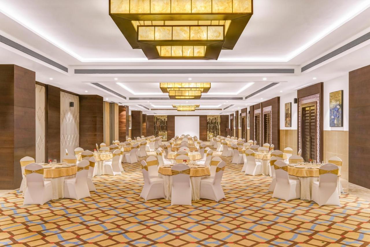 Отель Lemon Tree Premier, Dwarka Экстерьер фото