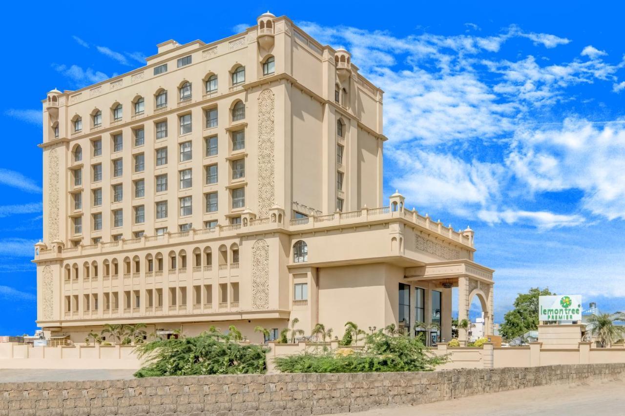 Отель Lemon Tree Premier, Dwarka Экстерьер фото