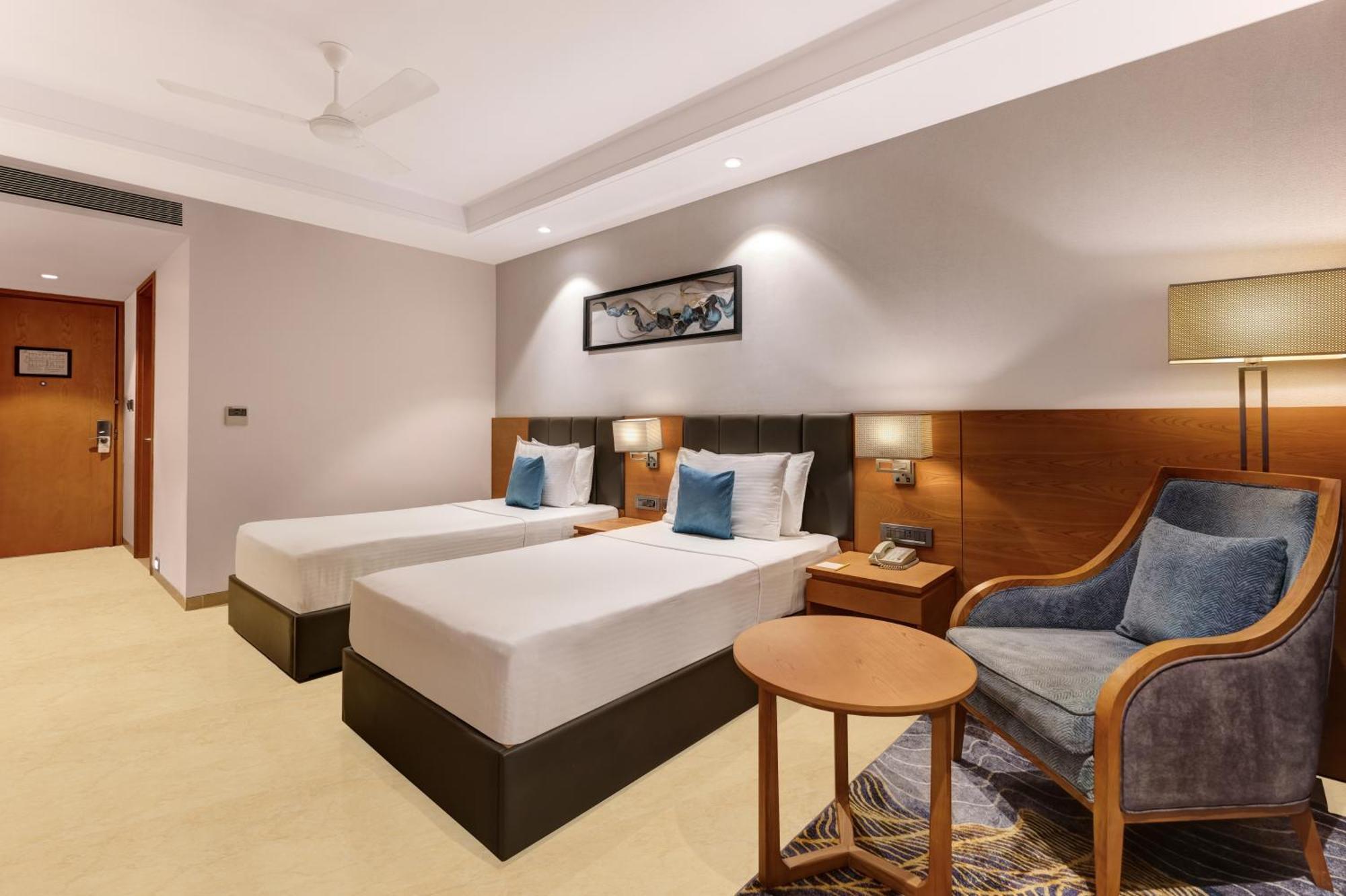 Отель Lemon Tree Premier, Dwarka Экстерьер фото