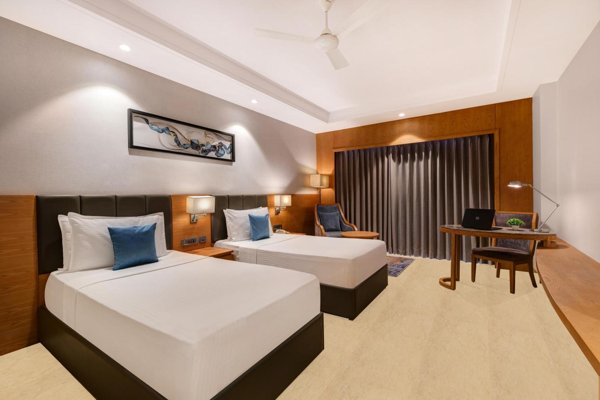 Отель Lemon Tree Premier, Dwarka Экстерьер фото